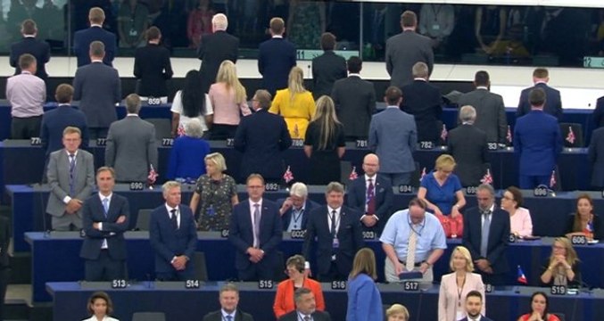 Brexit yanlıları Avrupa Parlamentosu'nda çalınan marşa sırt döndü
