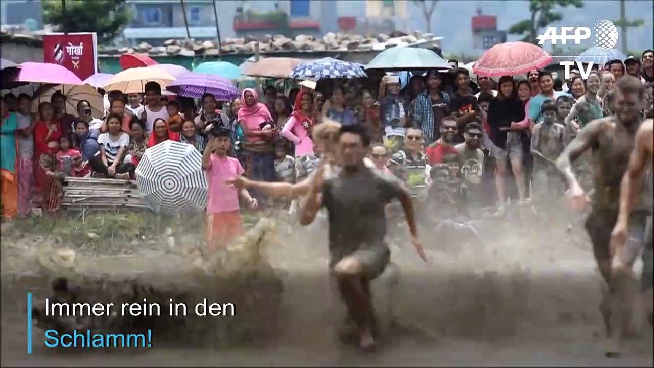 Schlammschlacht: Nepal feiert im Reisfeld
