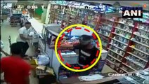 Three armed men rob chemist shop at gunpoint in Okhla, Viral video | Oneindia News