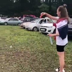 Quand une fille fait des bulles sur un parking