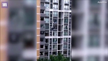 Un père escalade un immeuble pour sauver son fils de 7 ans