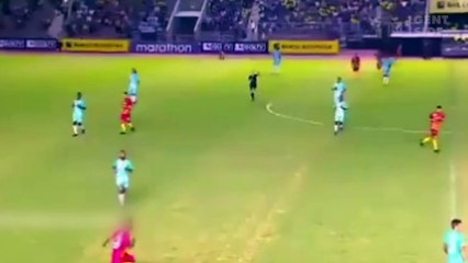 A bela brincadeira desta árbitra brasileira no meio da partida