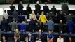 Legislatura do PE começa com protesto de costas voltadas
