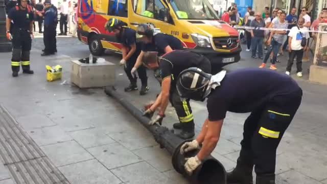 Herida grave tras caerle una farola