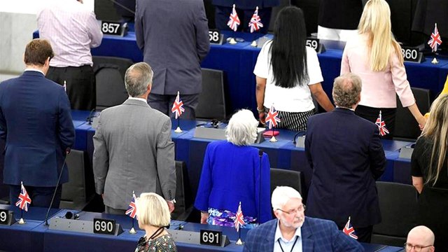 Anti-Europe MEPs turn backs on Europe anthem at opening session