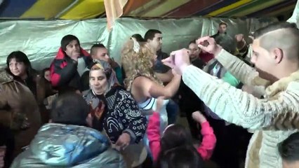 ROMAN DÜĞÜNLERİ - ÇOK DAR ELBİSE GİYMİŞ GELİN HANIM