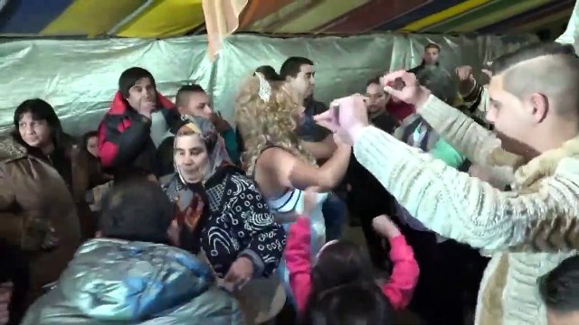 ROMAN DÜĞÜNLERİ - ÇOK DAR ELBİSE GİYMİŞ GELİN HANIM