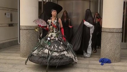 London: "Extinction Rebellion" protestiert vor Hauptsitz von Ölkonzernen