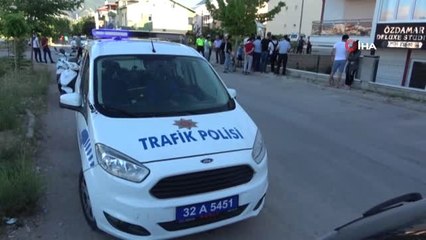 Kaza yapan otomobil apartman boşluğuna böyle düştü: 1 yaralı