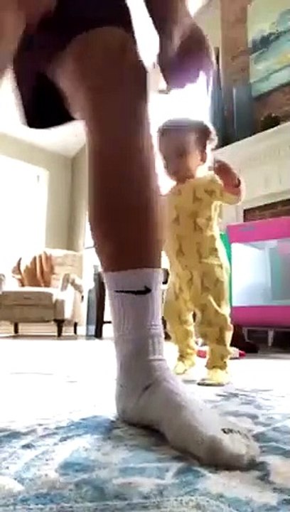 Regardez le groove de ce bébé qui danse sur du Hip Hop !