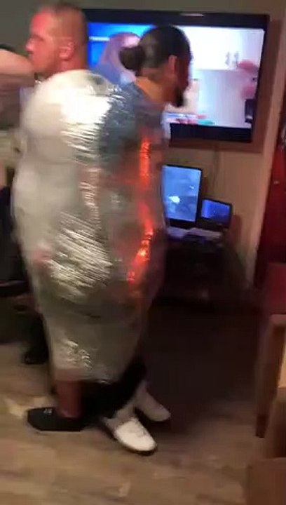 Blague : 2 mecs liés par du cellophane !