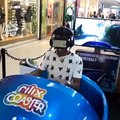 Il devient fou dans dans montagnes russes en réalité virtuelle... La honte