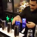 Les tours de magie que fait ce barman à des clients sont dingues