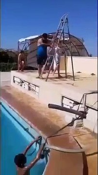 Il a voulu se plonger dans la piscine mais cela n'a pas marché comme prévu