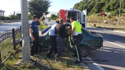 Samsun'da aydınlatma direğine çarpan aracın sürücüsü sıkıştı