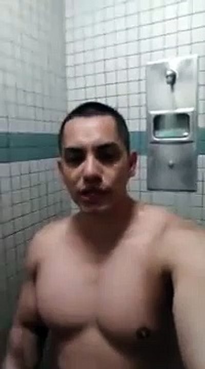 Lo que hacen algunos presos en los baños  preso