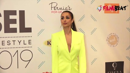 Malaika Arora COPIES Salman Khan's Dabangg style | FilmiBeat