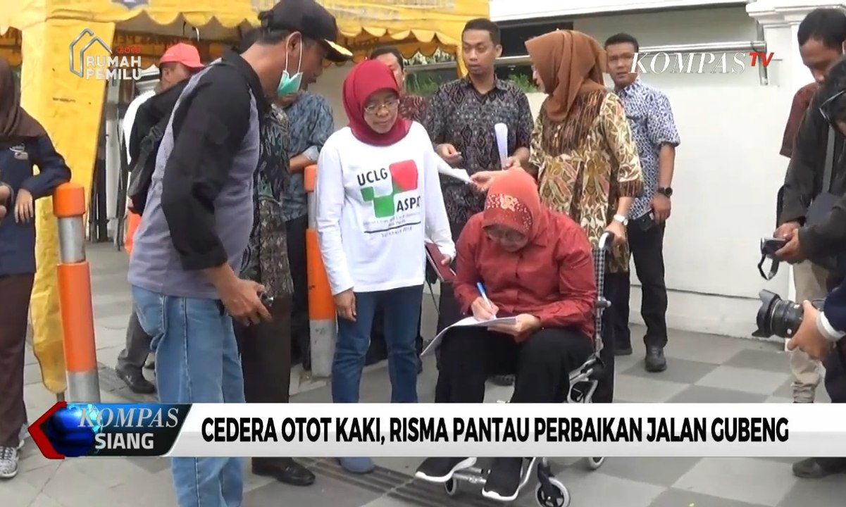 Kegiatan Risma Pantau Perbaikan Jalan dari Atas Kursi Roda Hingga Masuk Ruang ICU...
