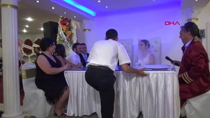ANTALYA Damat saz çaldı, gelin türkü söyledi