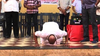 மேடையில் மண்டியிட்டார்.. பரிசு தந்தார்.. அசத்திய ஜெயக்குமார்