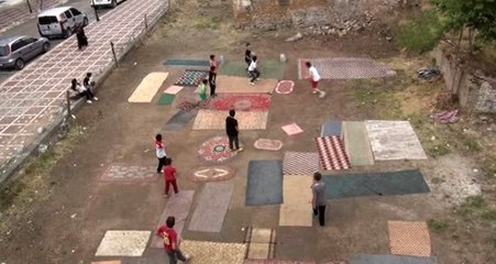 Kilimlerden kendi halı sahalarını yapan çocuklara müjde! Bakanlık devreye girdi