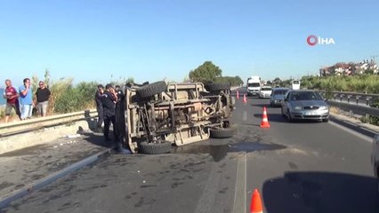 Transfer minibüsü, safari cipine çarptı 2'si ağır 8 turist yaralandı