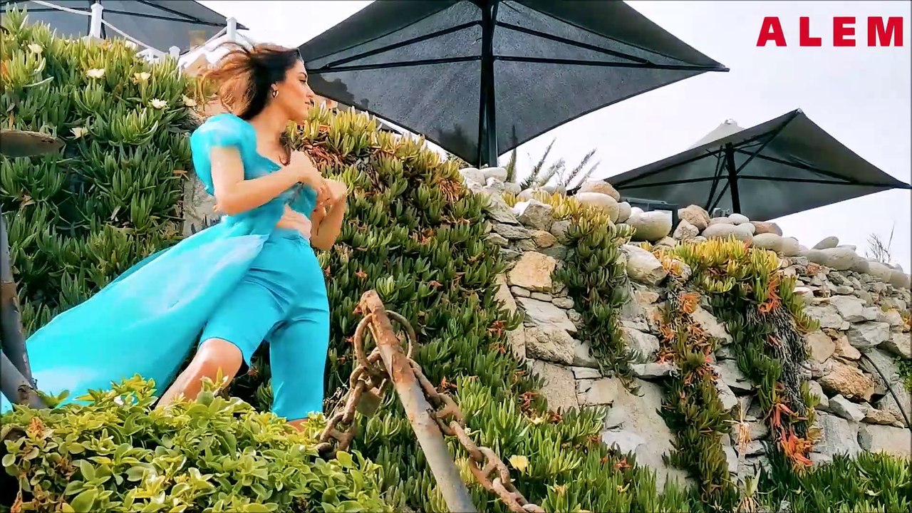 HANDE ERÇEL: YAŞADIĞIM HAYAT ŞÜKRETTİĞİM BİR NOKTADA AMA BU BENİ DURDURMUYOR.