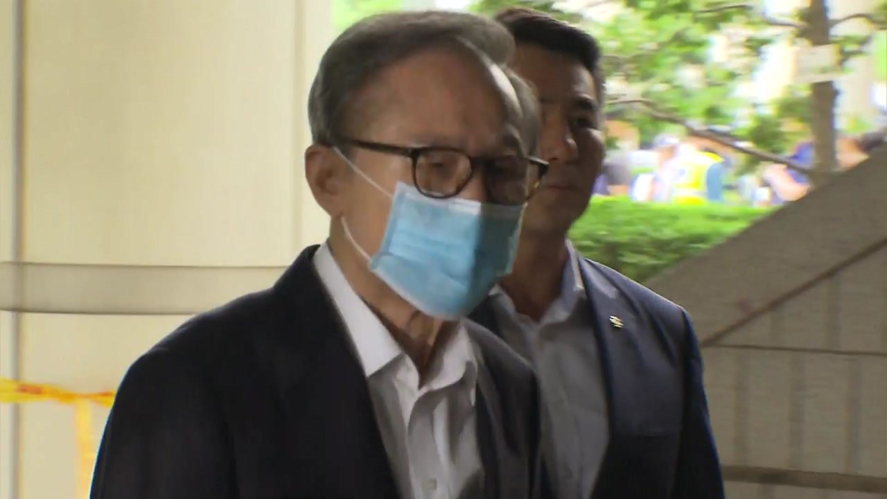 MB, 폐렴 입원 뒤 첫 법정행...삼성 임원 "다스 소송비, 이학수 지시로 집행"...