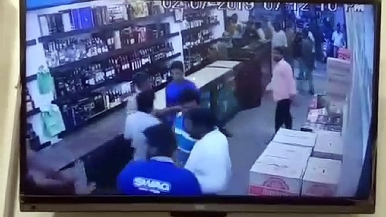 மதுக் கடையில் நண்பர்களுடன் அடிதடியில் குதித்த காவலர்.. பரபரப்பு சிசிடிவி காட்சிகள்