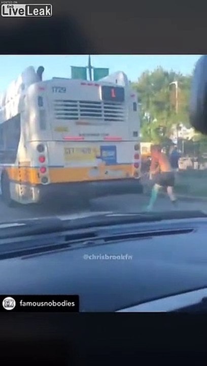 Embrouille entre un cycliste et un handicapé en fauteuil roulant !