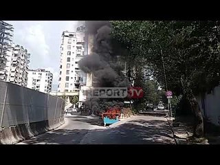 Report TV -Flakë e tym pranë 'Arenës Kombëtare', digjet kazanët e mbeturinave