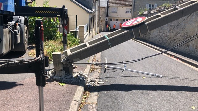 Un poteau électrique renversé par un camion