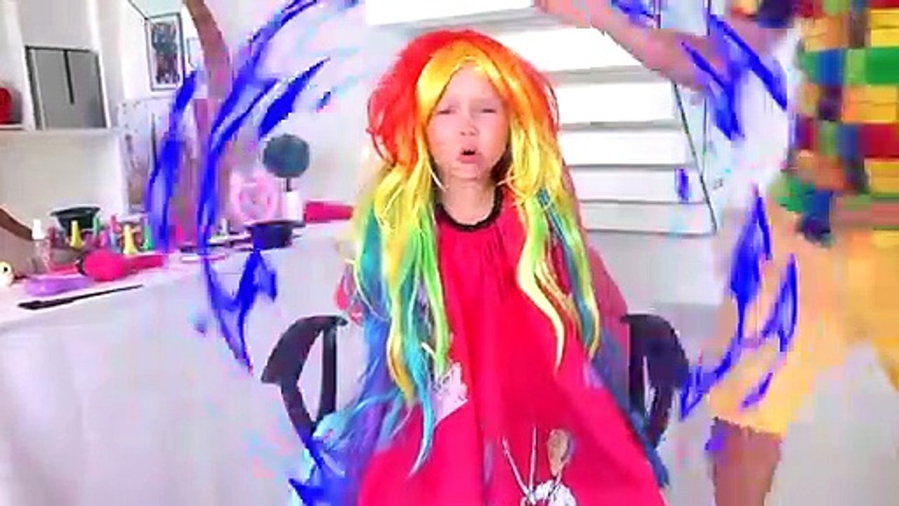 Alice pretend play in beauty salon with girl toys