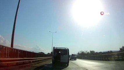 Bagaj kapısı açık araçta tehlikeli yolculuk kamerada