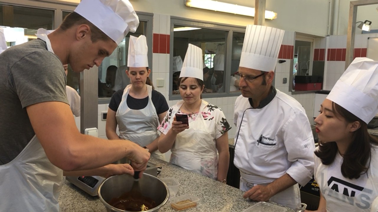 Les étudiants du Campus d’été dans les cuisines du lycée Hélène-Boucher