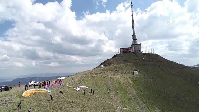 Atatürk anısına Palandöken'den yamaç paraşütü uçuşu - ERZURUM