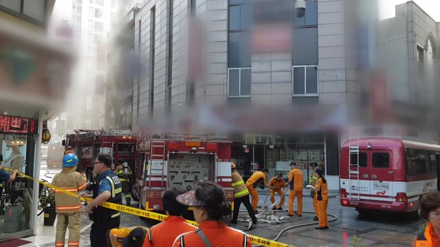 광주 도심 상가 불...1시간 20분 만에 진화 / YTN