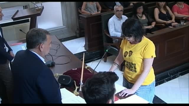 Los tres concejales de la CUP de Reus juran la Constitución en tono de burla