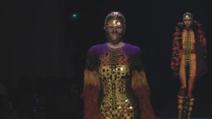 Gaultier cierra la Alta Costura con extravagancia e inspiración animal