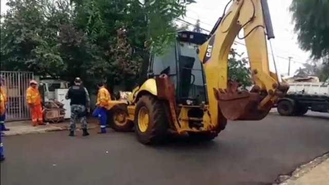Várias equipes da Prefeitura são mobilizadas para limpeza de lote no Bairro Guarujá