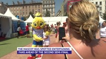 Behind the Scenes - Mascot Ettie meets fans