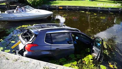 Auto te water aan Belterweg in Belt-Schutsloot
