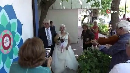 43 yıl sonra beyaz gelinlik hayaline kavuştu