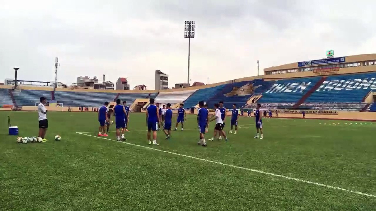 Trực tiếp: Quang Hải, Văn Hậu và các đồng đội tập luyện trong điều kiện gió lớn tại Nam Định