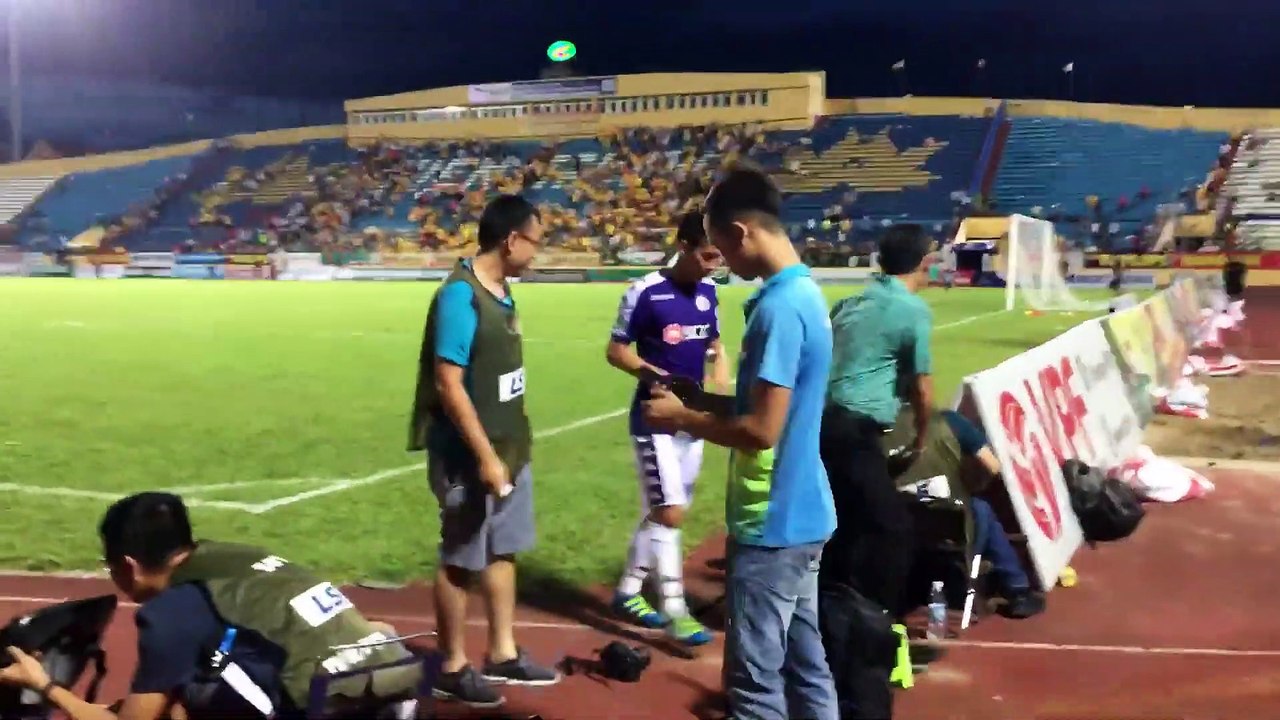 Văn Hậu, Hùng Dũng viking cảm xúc cùng NHM sau chiến thắng cực kỳ quan trọng trước Nam Định