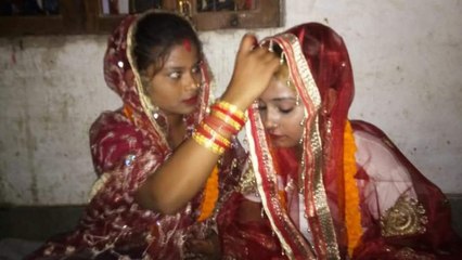 मौसेरी बहनों ने वाराणसी के शिव मंदिर में रचाई शादी, एक-दूसरे के गले में डाला मंगलसूत्र