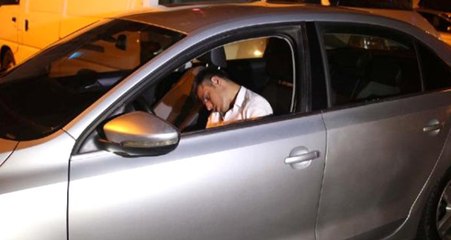 Kaza yapan alkollü sürücü, yol ortasında sızıp kaldı