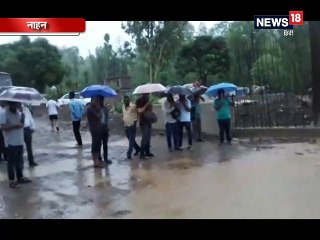 VIDEO: हिमाचल मे मॉनसून की पहली बारिश लाई आफत, NH-7 बंद, JCB बही