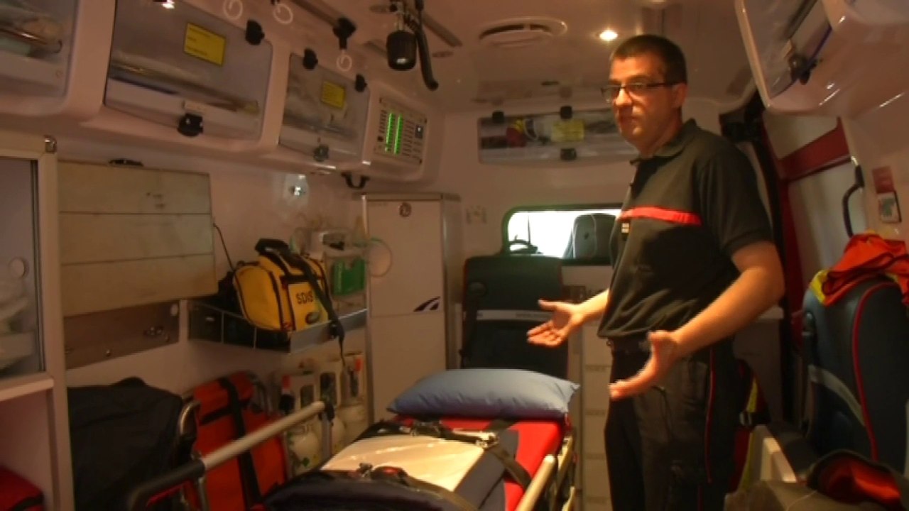 Ce pompier raconte comment deux randonneurs se sont faits attaquer par un essaim d'abeilles, jusqu'à l'intérieur de l'ambulance