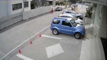 Çantasını çaldıkları kadını yerde sürüklediler